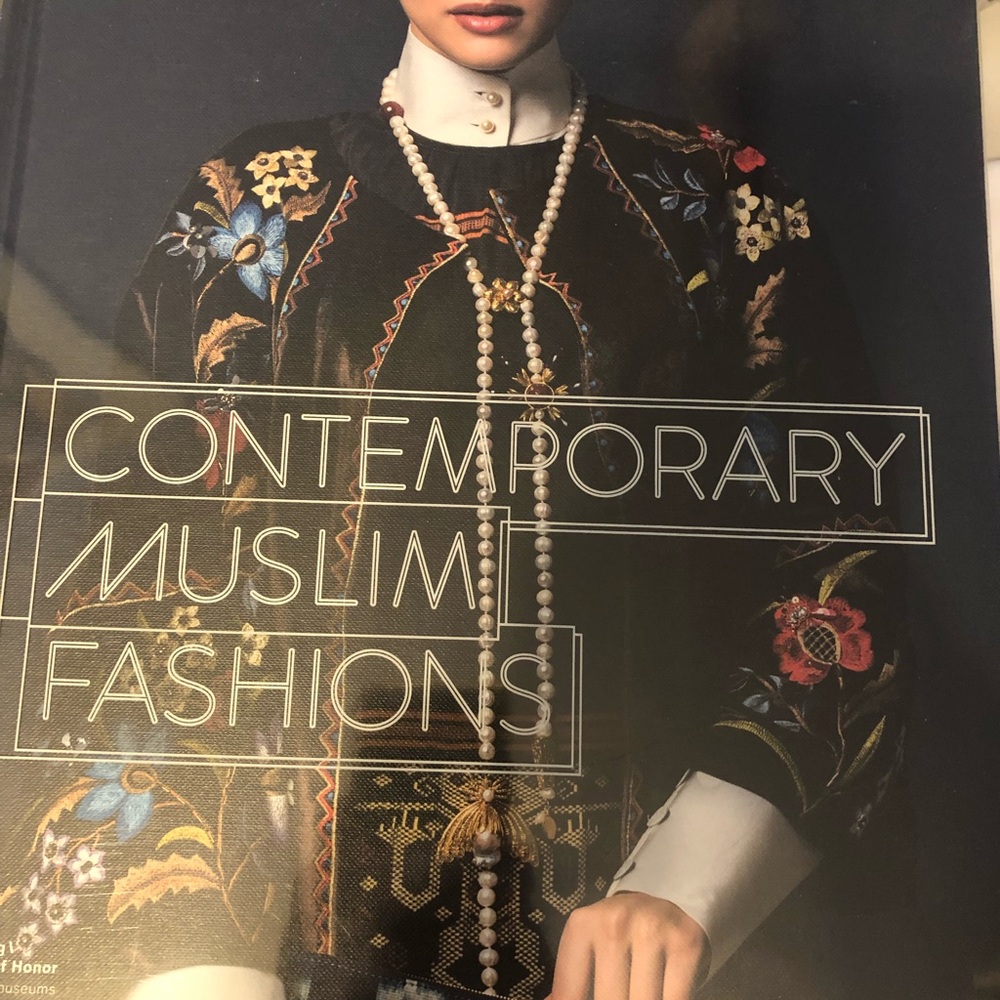 Large Museum exhibition Book Contemporary Muslim Fashions  Coffee Table